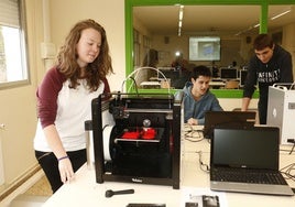 Un grupo de alumnos de FP realiza un trabajo con una impresora 3D.