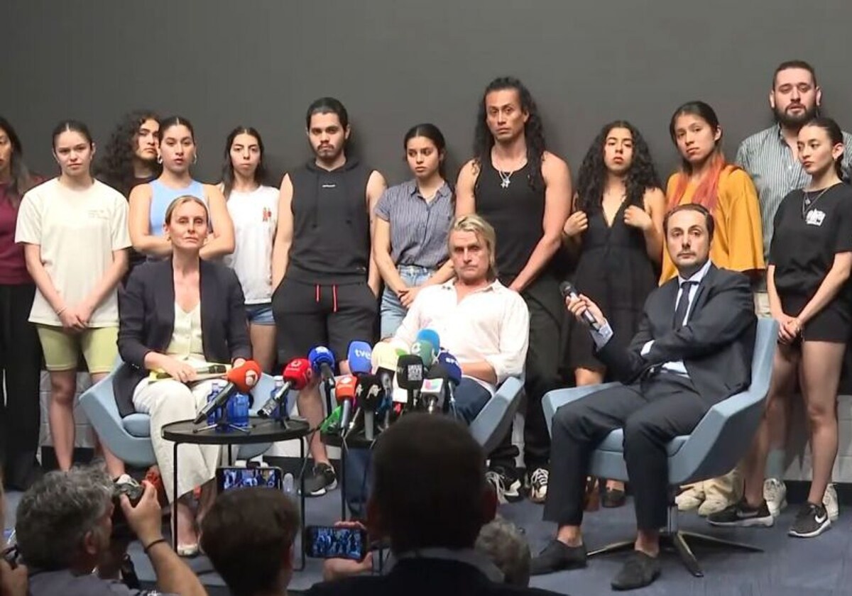 El productor teatral Nacho Cano en una rueda de prensa rodeado de los estudiantes mexicanos.