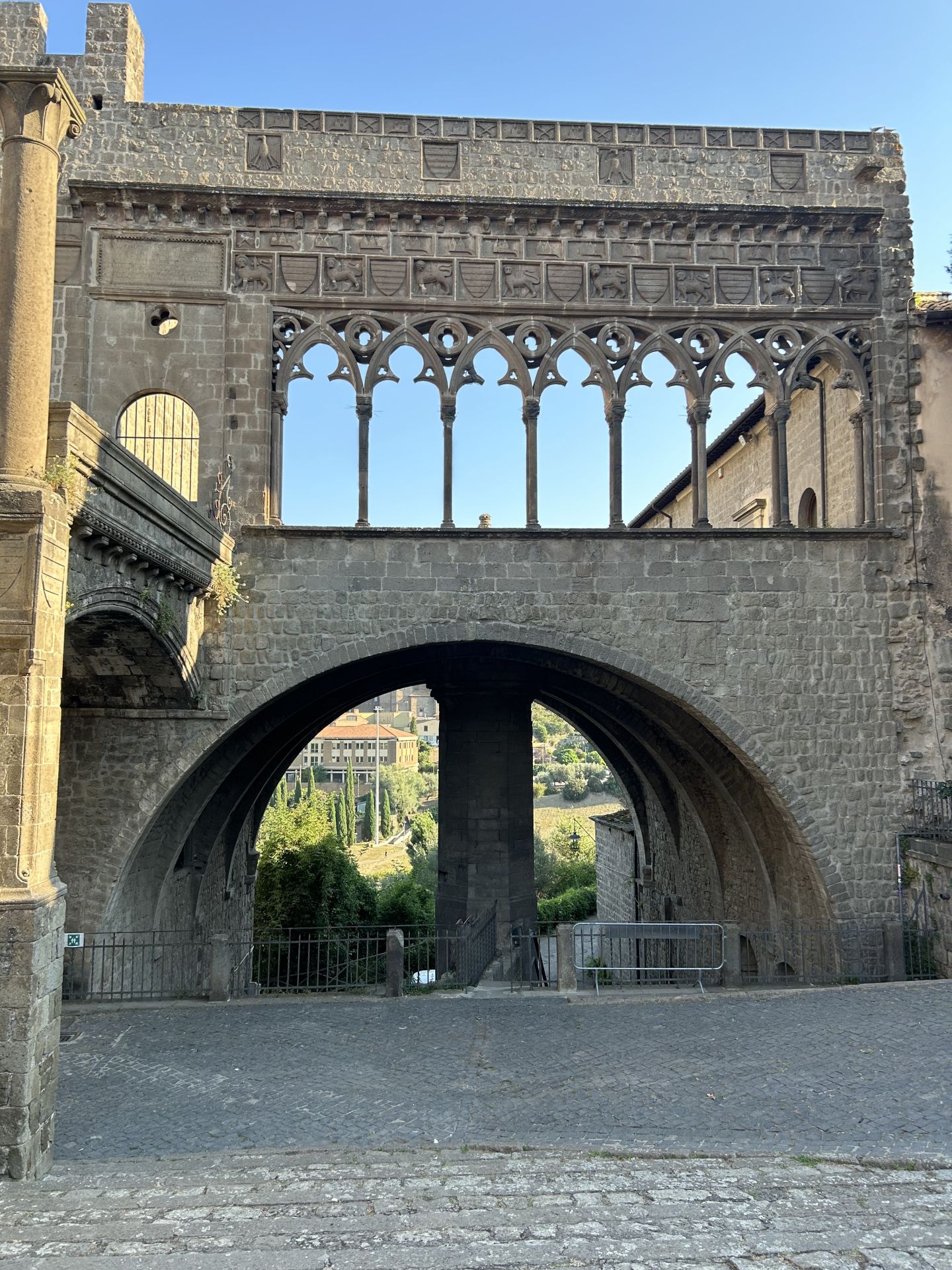 Arcos del palacio papal de Viterbo.