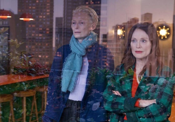 Tilda Swinton y Julianne Moore en 'La habitación de al lado'.