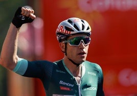 Van Aert firma su tercera victoria en la meta de Baiona