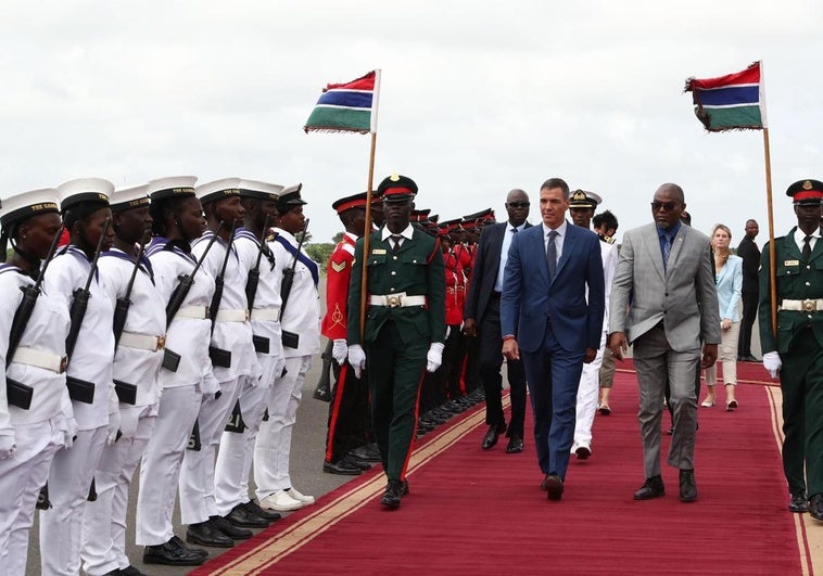 Sánchez pasa revista junto al presidente de Gambia, Adama Barrow.