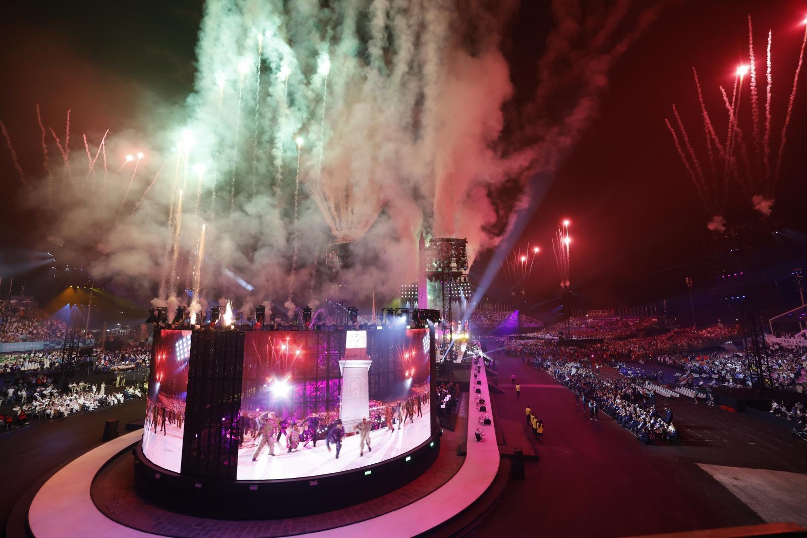 La cremonia acabó con un espectáculo de fuegos artificiales.