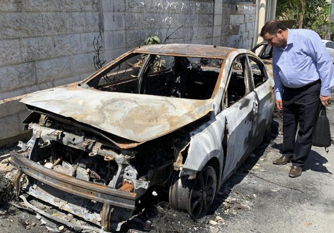 Un vehículo calcinado en la aldea palestina de Jit tras la violenta incursión de los colonos.