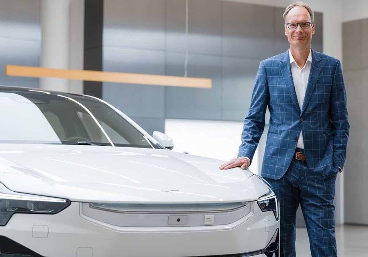 Michael Lohscheller con el Polestar 4.