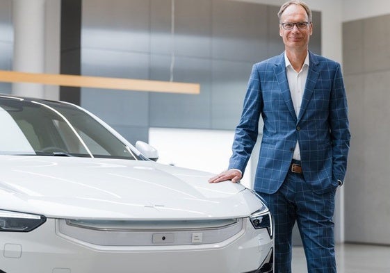 Michael Lohscheller con el Polestar 4.