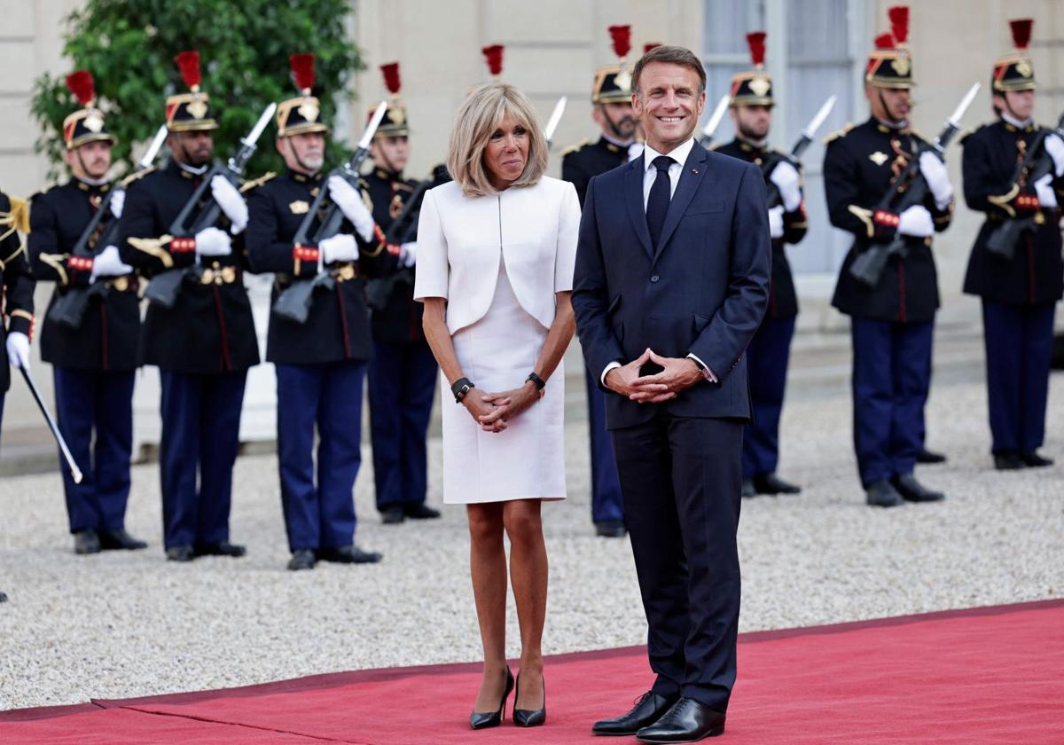 El presidente francés, Emmanuel Macron, y la primera dama, Brigitte, este miércoles en el Palacio del Elíseo.