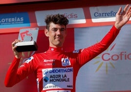 Ben O'Connor, con el jersey rojo de líder de la Vuelta.