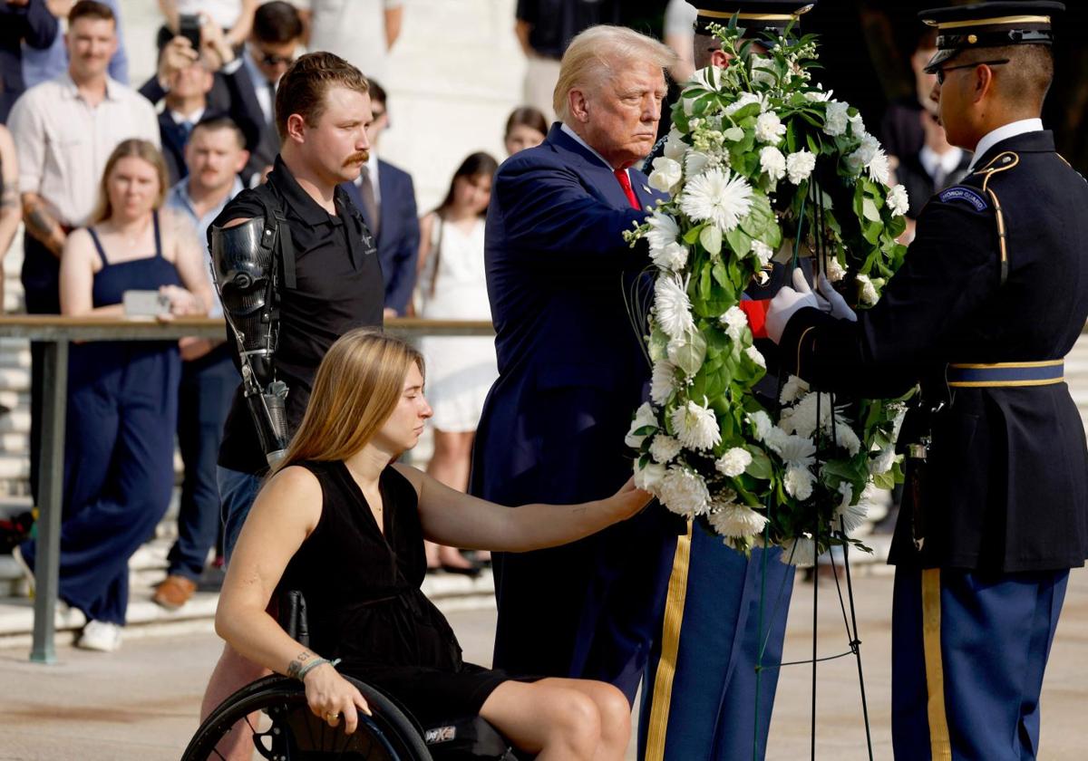 Donald Trump coloca flores en el cementerio de Arlington junto a una joven soldado que resultó herida hace tres años en el atentado de Abbey Gate, en Kabul.