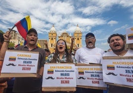 Varias personas participan en una marcha convocada por la oposición en Maracaibo.