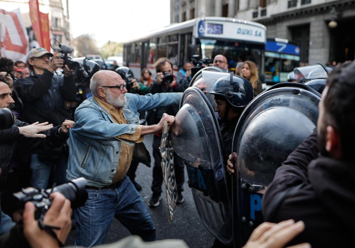 Miembros de la Policía argentina se enfrentan con manifestantes durante la protesta celebrada el miércoles en Buenos Aires.