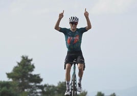 Pablo Castrillo celebra su victoria en la 12ª etapa de la Vuelta.