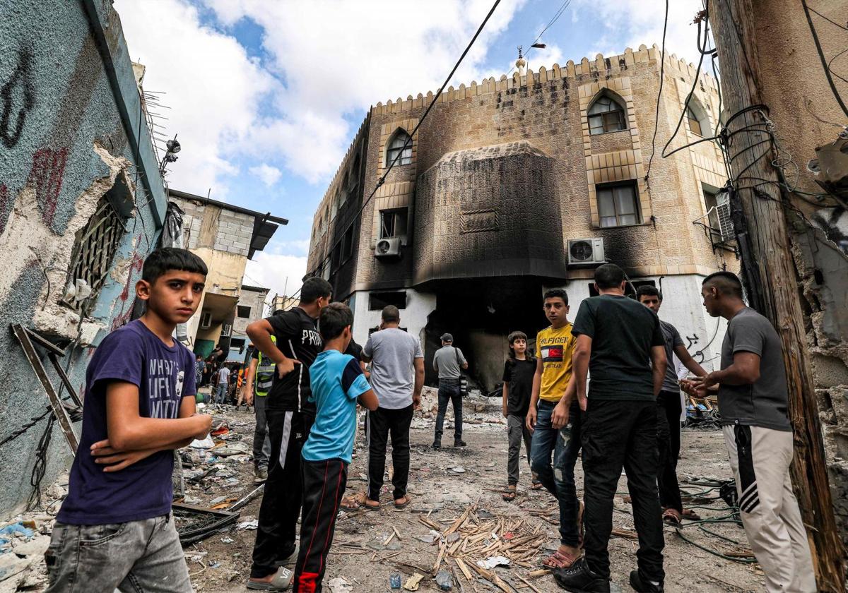 Un grupo de jóvenes palestinos observan los daños causados por el bombardeo sobre la mezquita de Tubas.