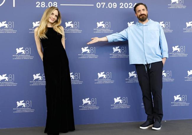 Angelina Jolie y el director Pablo Larraín en Venecia.