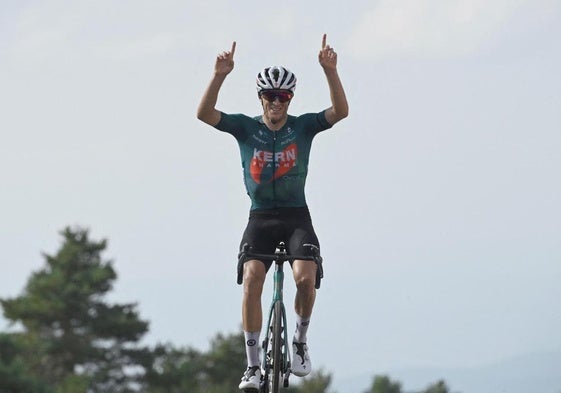 Pablo Castrillo celebra la primera victoria española en esta Vuelta.