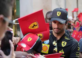 Carlos Sainz firma autógrafos a los 'tifosi' de Ferrari.