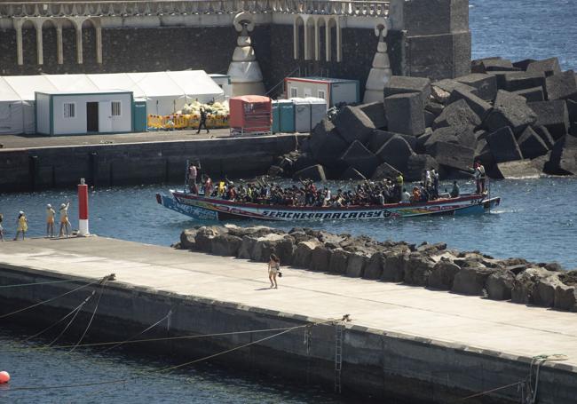 Un cayuco llega a la isla de El Hierro.