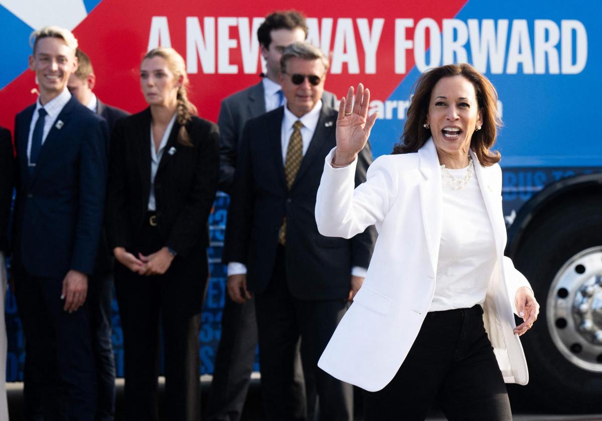 Kamala Harris saluda a sus seguidores momentos antes de protagonizar un acto de campaña en Savannah, Georgia.