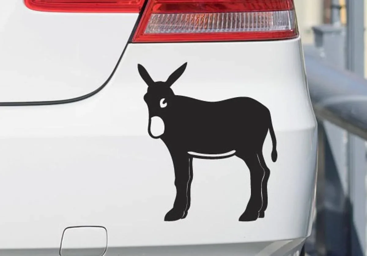 ¿Qué significa la pegatina del burro que llevan muchos coches en la parte trasera?