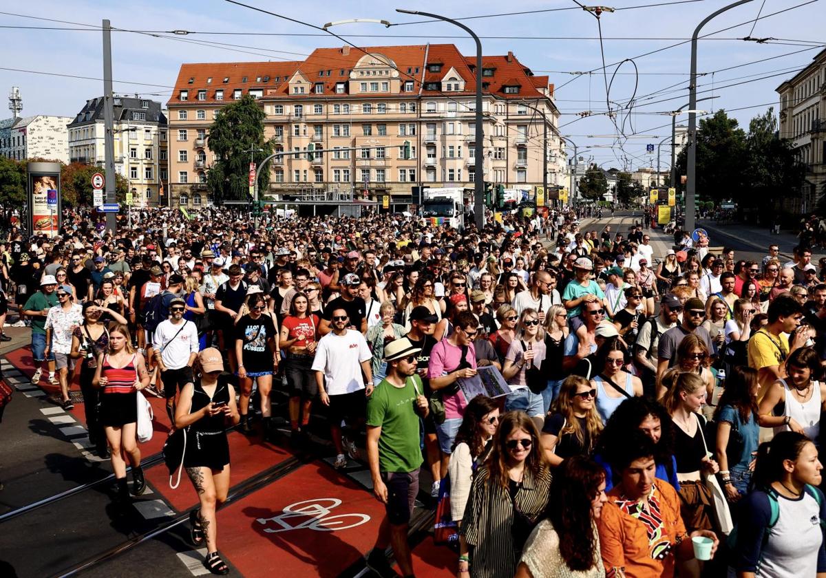 Una multitudinaria marcha contra la ultraderecha recorrió este sábado Dresde, en el Estado de Sajonia.