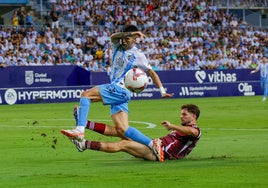 El Málaga logra su primera victoria con uno menos ante el Albacete en el 94'