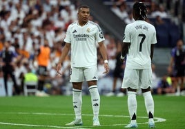 Mbappé y Vinicius, durante el duelo ante el Valladolid en el Bernabéu.