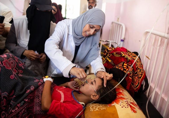 Una enfermera administra la vacuna contra la polio a un paciente en el hospital Nasser de Khan Yunis.