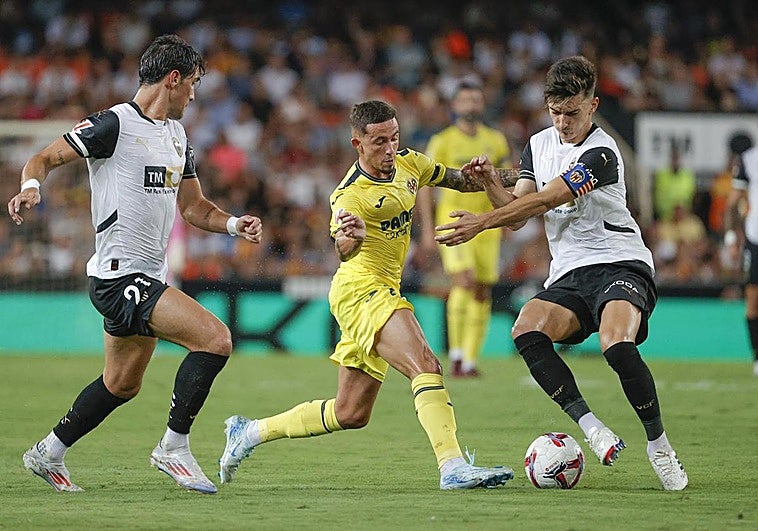 El Valencia empata en Mestalla frente al Villarreal, que acabó con diez