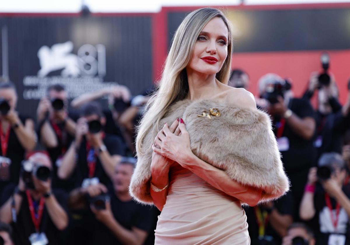 Angelina Jolie llega al estreno de 'María' durante el 81º Festival de Cine de Venecia.