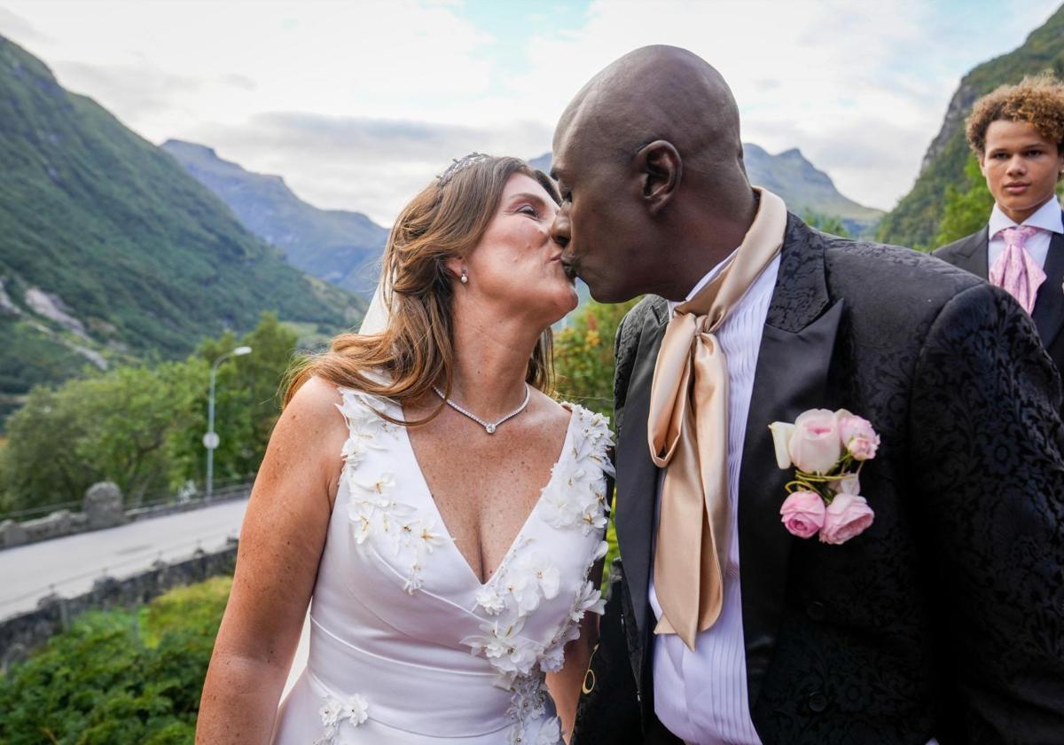 La princesa noruega Martha Luisa y Durek Verrett se besan al llegar a su fiesta de bodas en el Hotel Union en Geiranger.