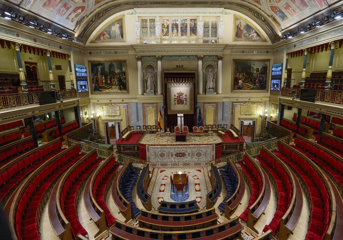 Vista del hemiciclo del Congreso de los Diputados, preparado para la jura de la Constitución de la princesa de Asturias.