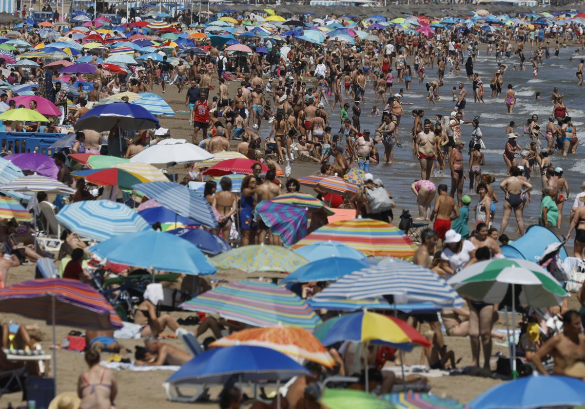 La playa de Malvarrosa, en Valencia, llena de turistas.