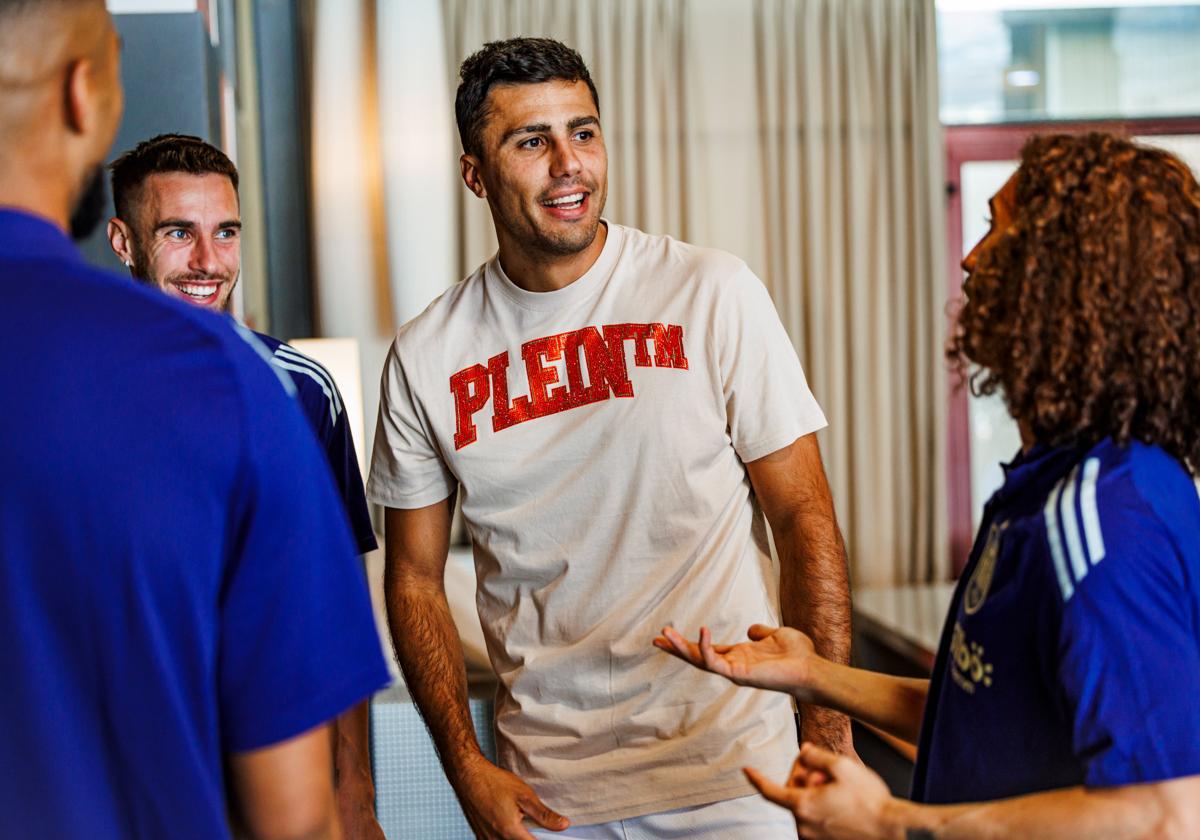 Mingueza, Rodri, Cucurella y Robert Sánchez, de espalda, dialogan a su llegada a la Ciudad del Fútbol de Las Rozas.