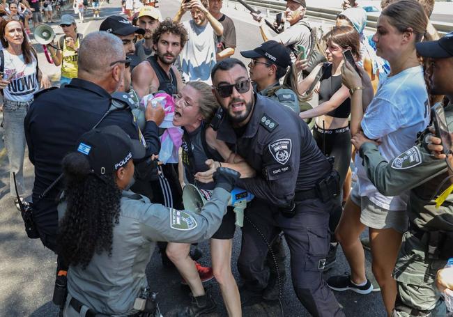 La Policía procede a la detención de una mujer durante una de las marchas.