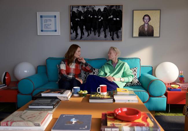 Julianne Moore y Tilda Swinton bajo una fotografía de Cristina García Rodero.