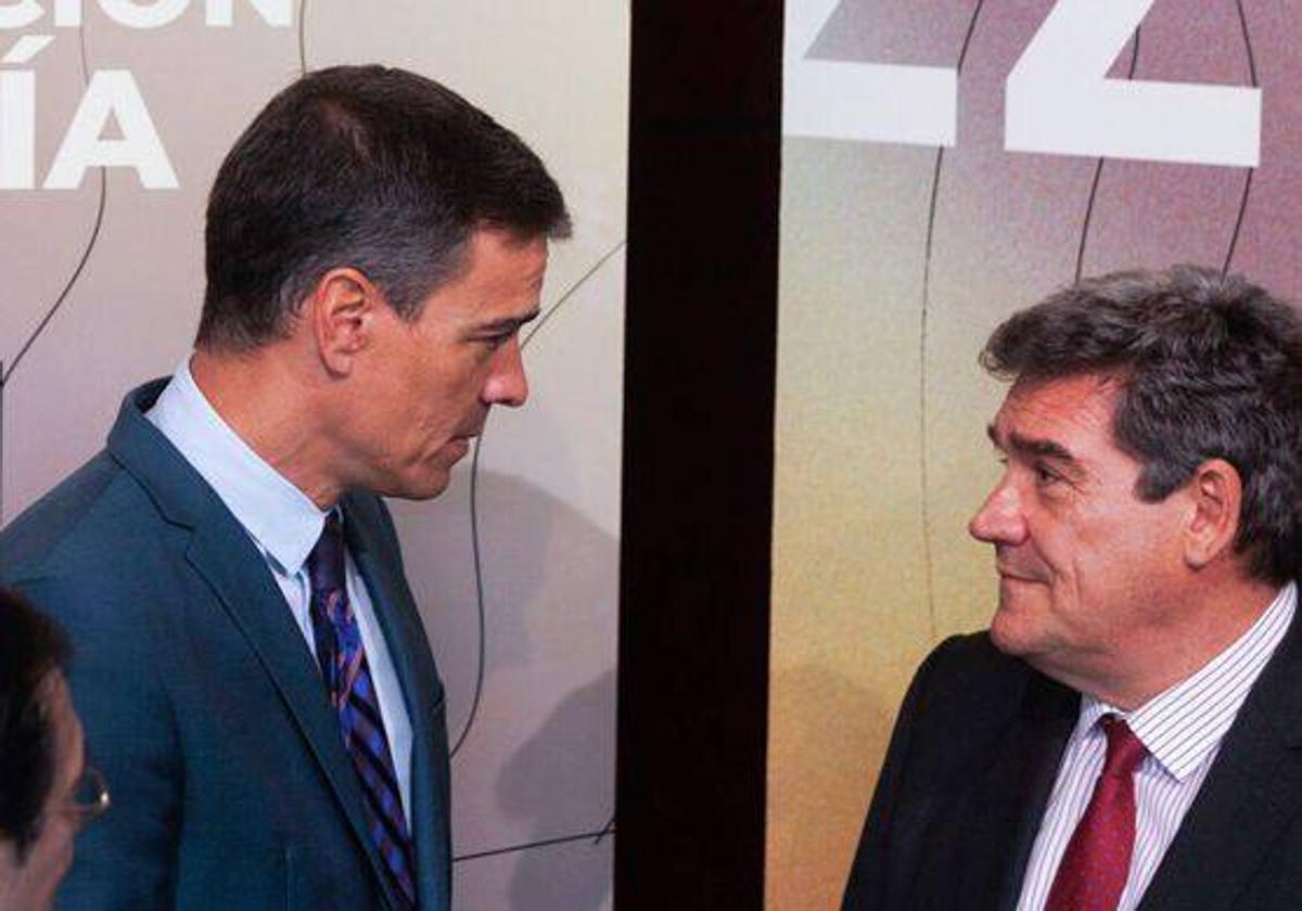 El presidente del Gobierno, Pedro Sánchez, y el ministro de Transformación Digital, José Luis Escrivá.