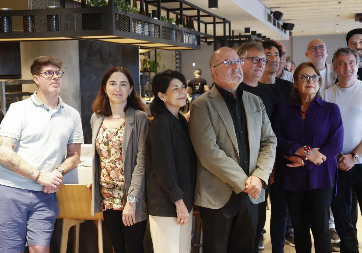 El director del congreso San Sebastián Gastronomika, Benjamín Lana (c), posa este martes junto a su nuevo comité asesor, antes de informar sobre los contenidos de su 26 edición, que se celebrará entre el 7 y el 9 de octubre en la capital donostiarra