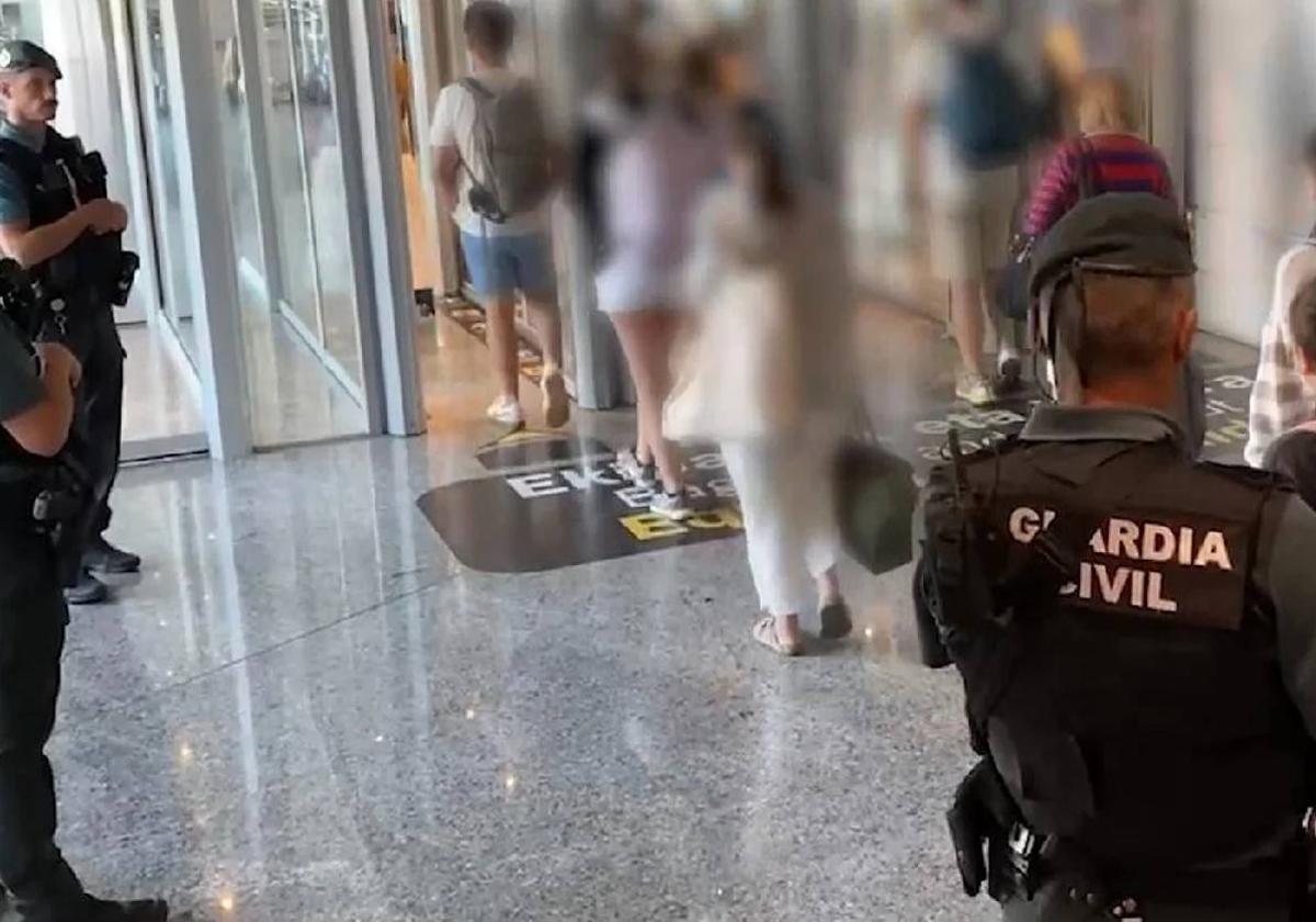 Agentes de la Guardia Civil controlan la salida de pasajeros del aeropuerto de Loiu.