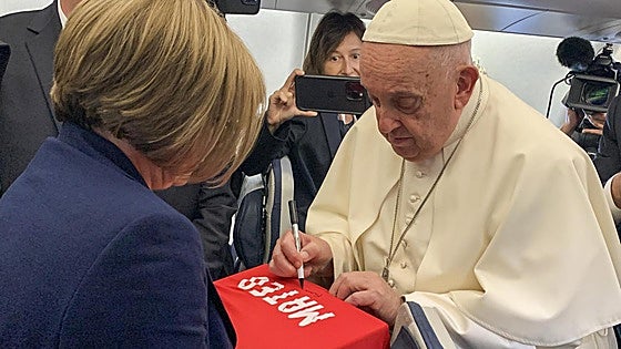 El Papa firma la camiseta del pequeño Mateo, el niño asesinado en Toledo