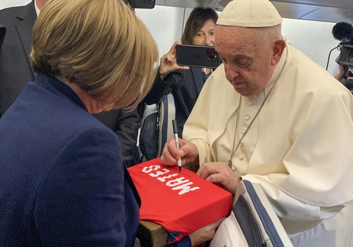 El Papa firma una camiseta enviada por la familia de Mateo, el niño asesinado en Mocejón