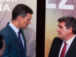 El presidente del Gobierno, Pedro Sánchez, junto al aún ministro de Transformación Digital, José Luis Escrivá.