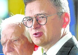 Kuleba, junto a Borrell, en un cumbre europea.