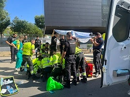 Sanitarios de Emergencias de Madrid durante una intervención.
