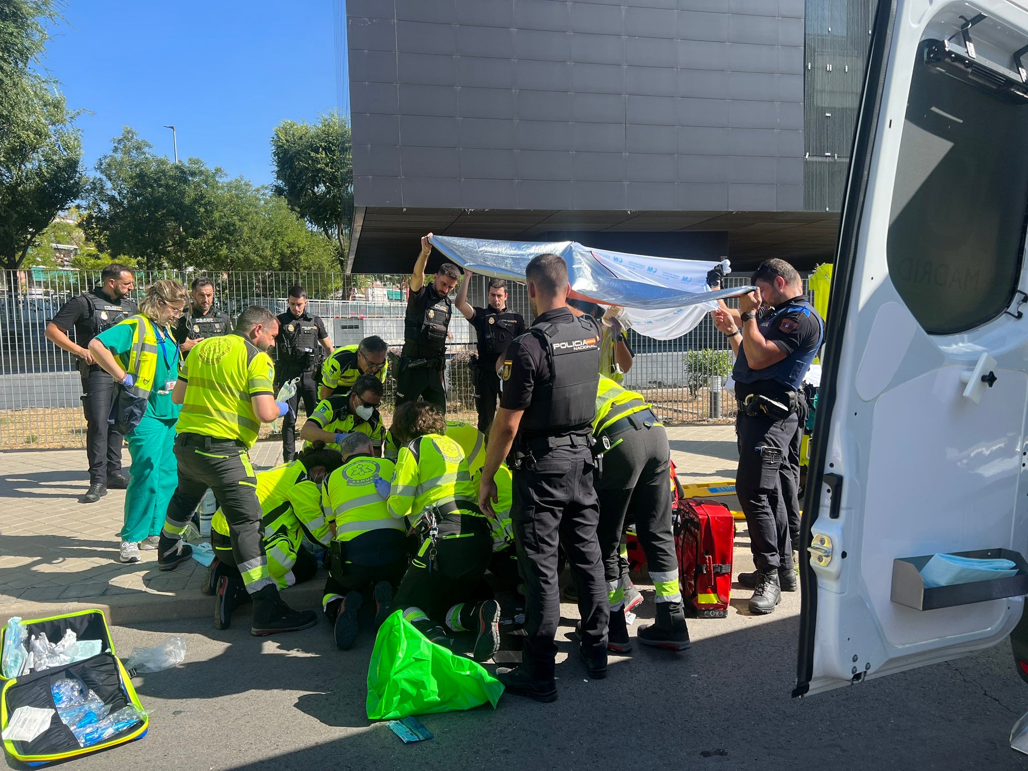 Sanitarios de Emergencias de Madrid durante una intervención.