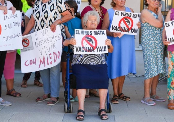 Protesta de vecinos de Isla Mayor (Sevilla) el pasado lunes.