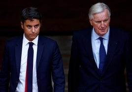 El primer ministro saliente de Francia, Gabriel Attal, y el recién nombrado Michel Barnier