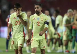 Pedri y Carvajal, cariacontecidos tras el empate de España ante Serbia.