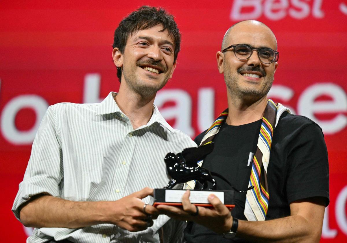 Murilo Hauser and Heitor Loreg, guionistas de la cinta brasileña 'Ainda estou aqui', recogen su galardón en Venecia.