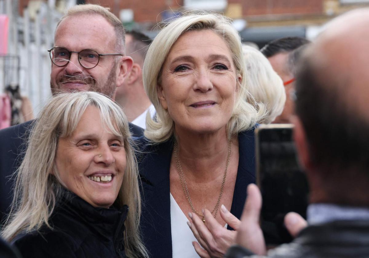 Marine Le Pen posa con una seguidora a su llegada a Henin-Beaumont.