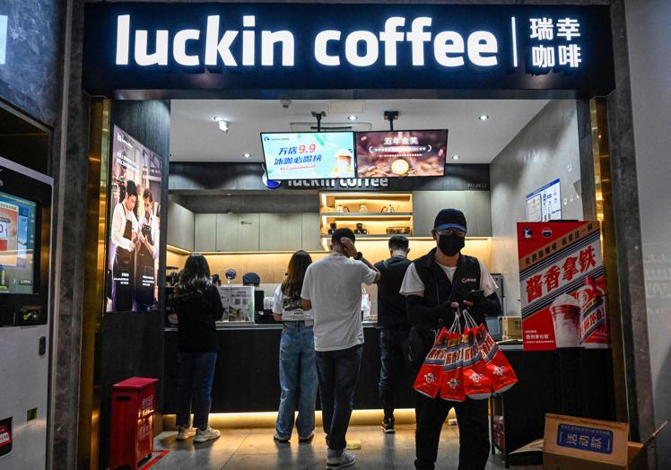 Luckin Coffee triunfa con establecimientos muy pequeños diseñados para llevar el café.